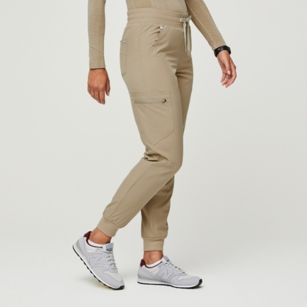 FIGS women’s fionlite tan scrub bottoms